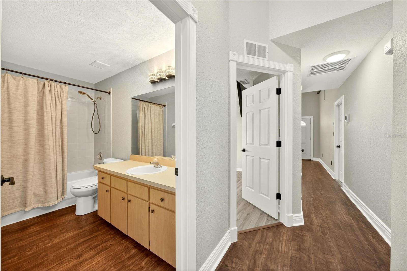 Image 16 of 25 For 913 Powell Street