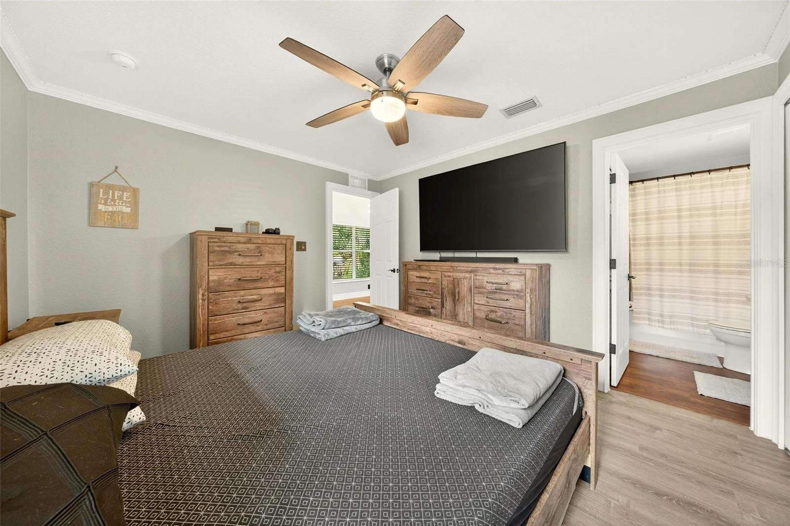 Image 5 of 25 For 913 Powell Street