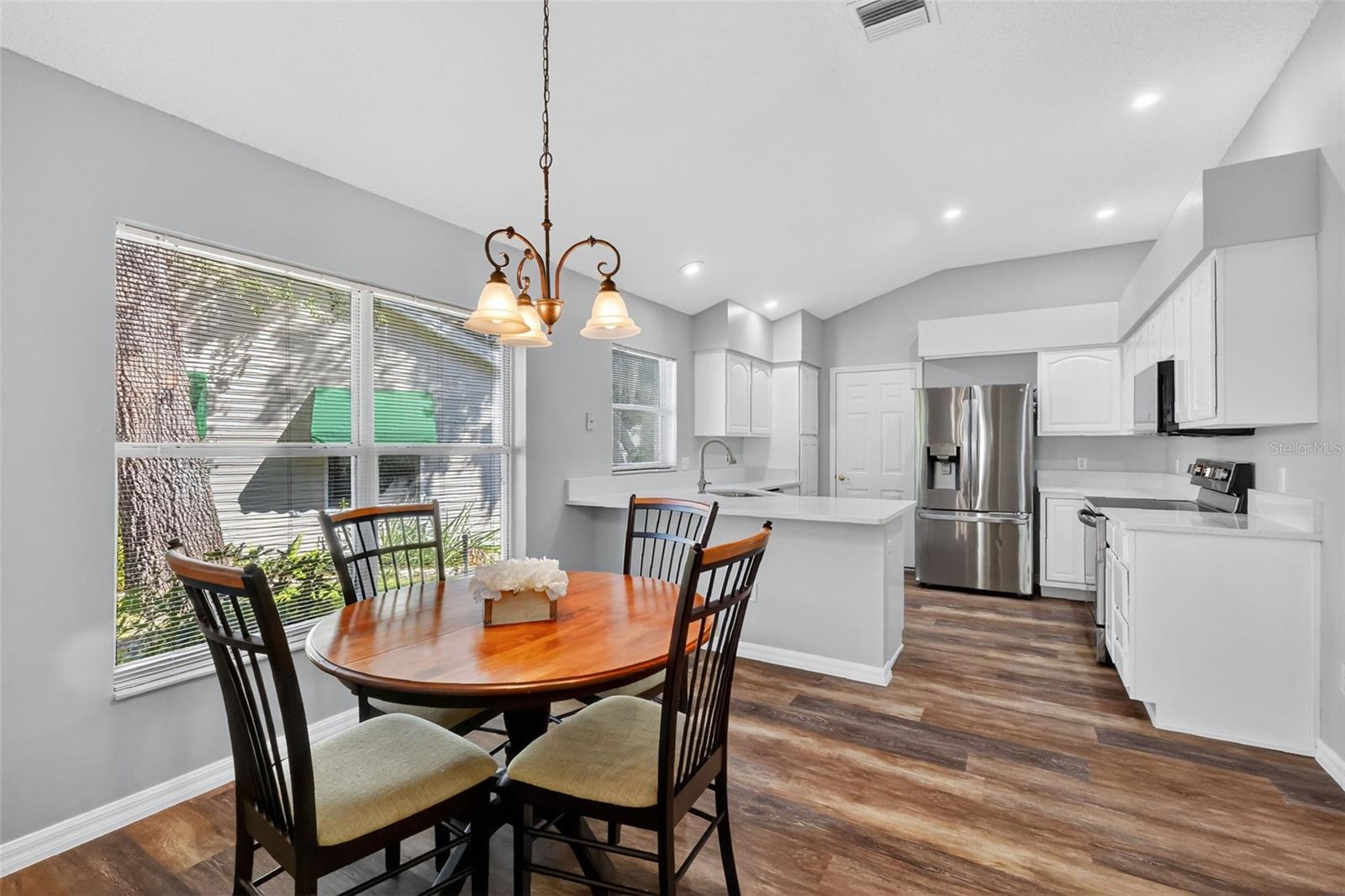 Image 13 of 35 For 511 Loma Paseo Drive