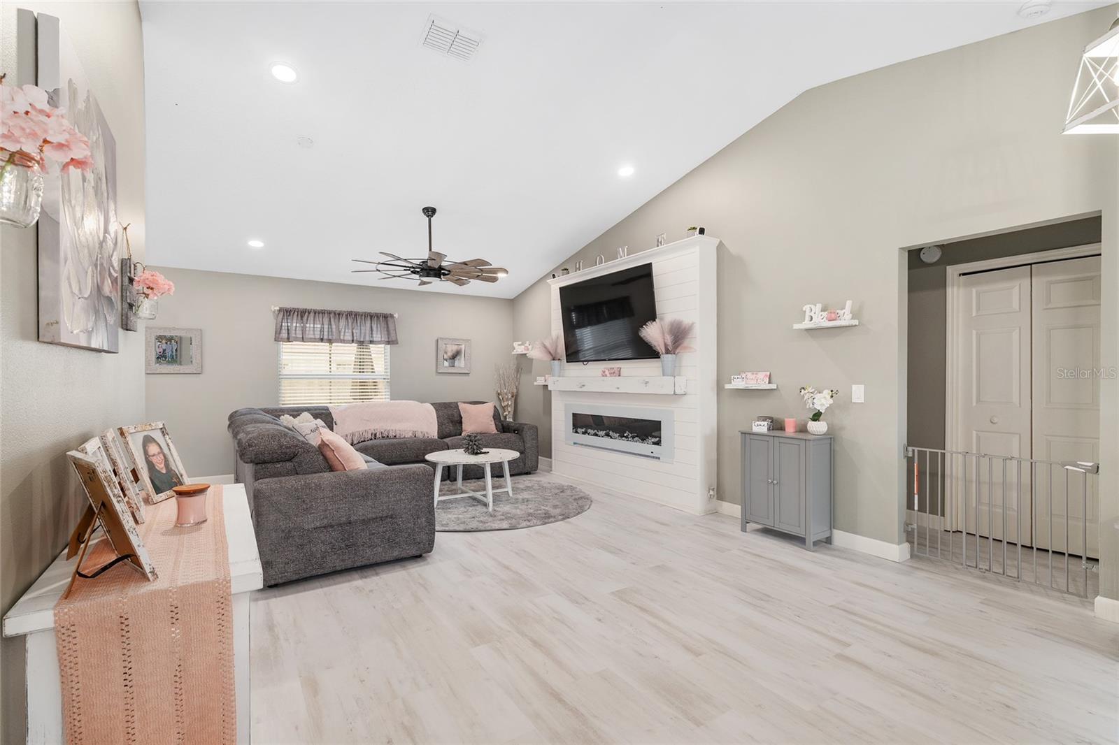 Image 11 of 86 For 800 Crestview Circle N