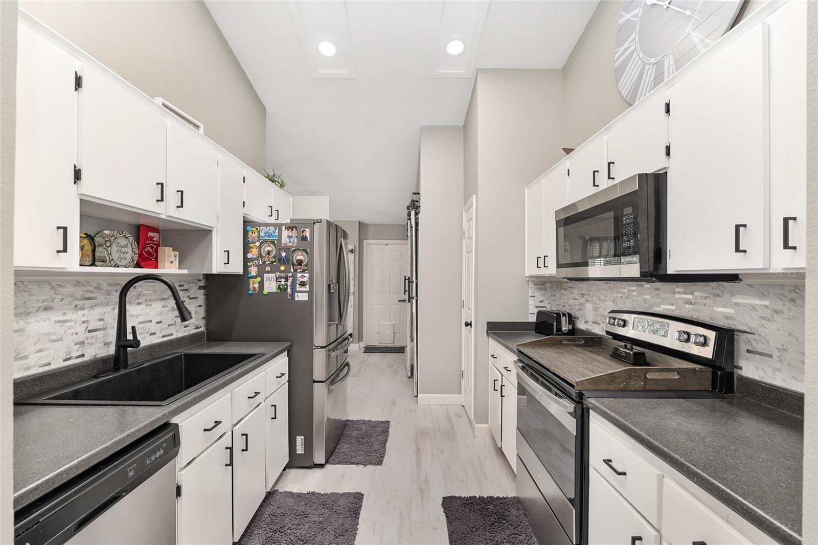 Image 23 of 86 For 800 Crestview Circle N