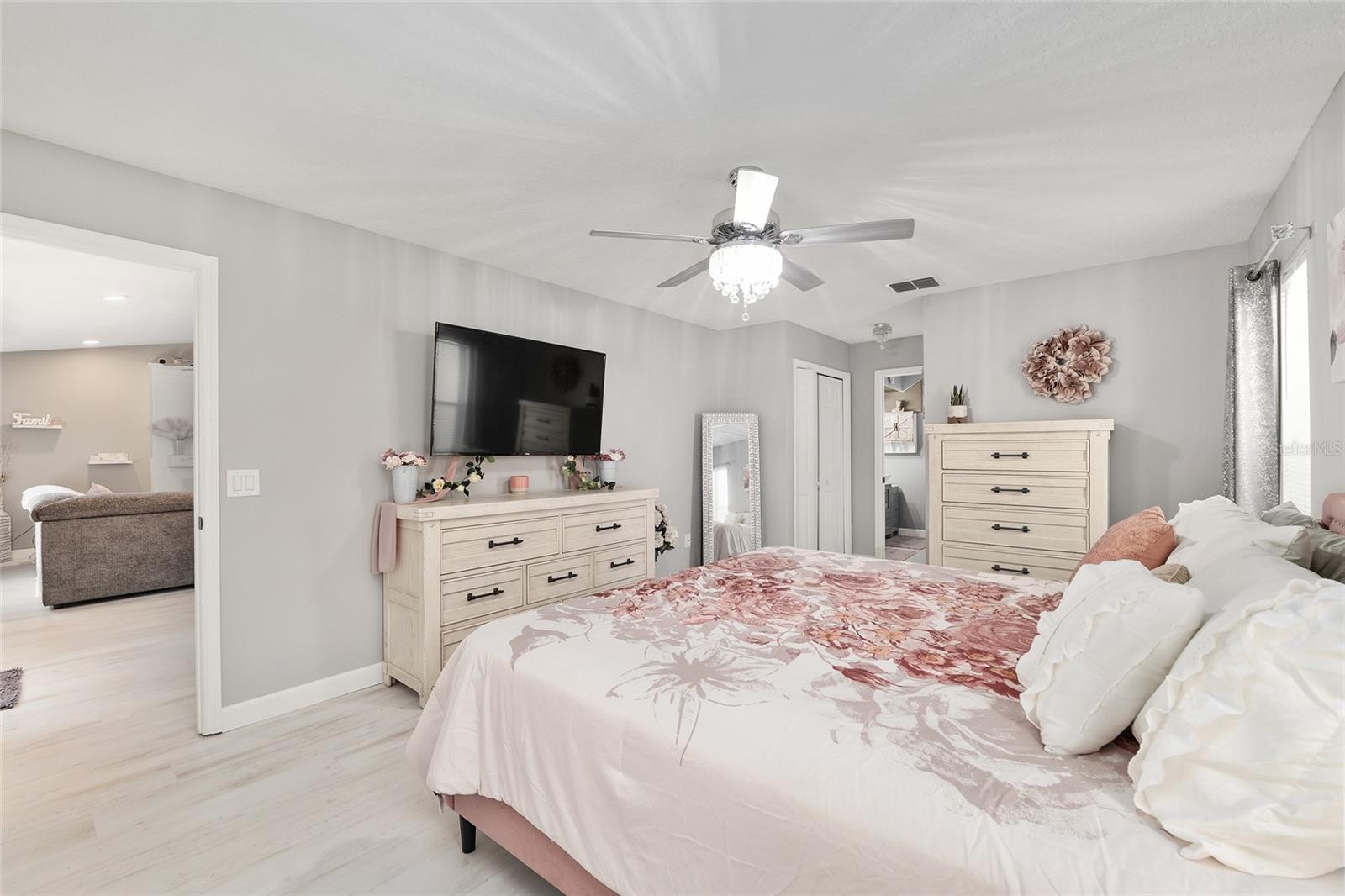 Image 29 of 86 For 800 Crestview Circle N