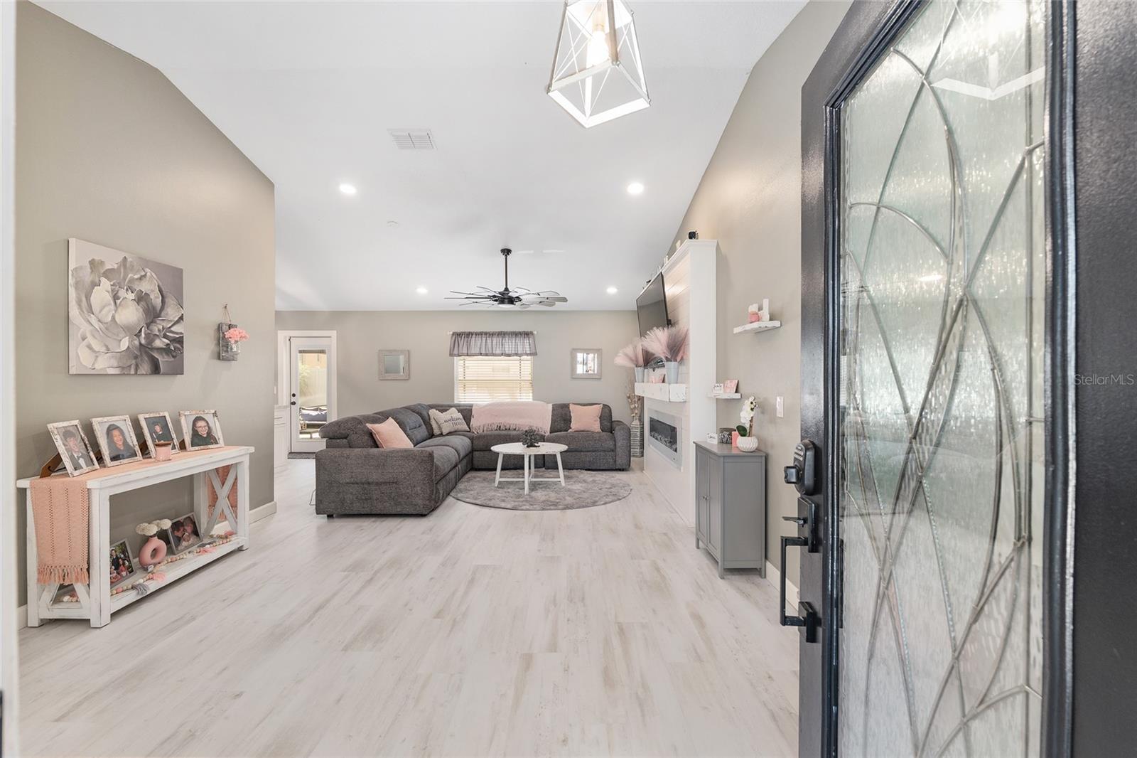 Image 9 of 86 For 800 Crestview Circle N