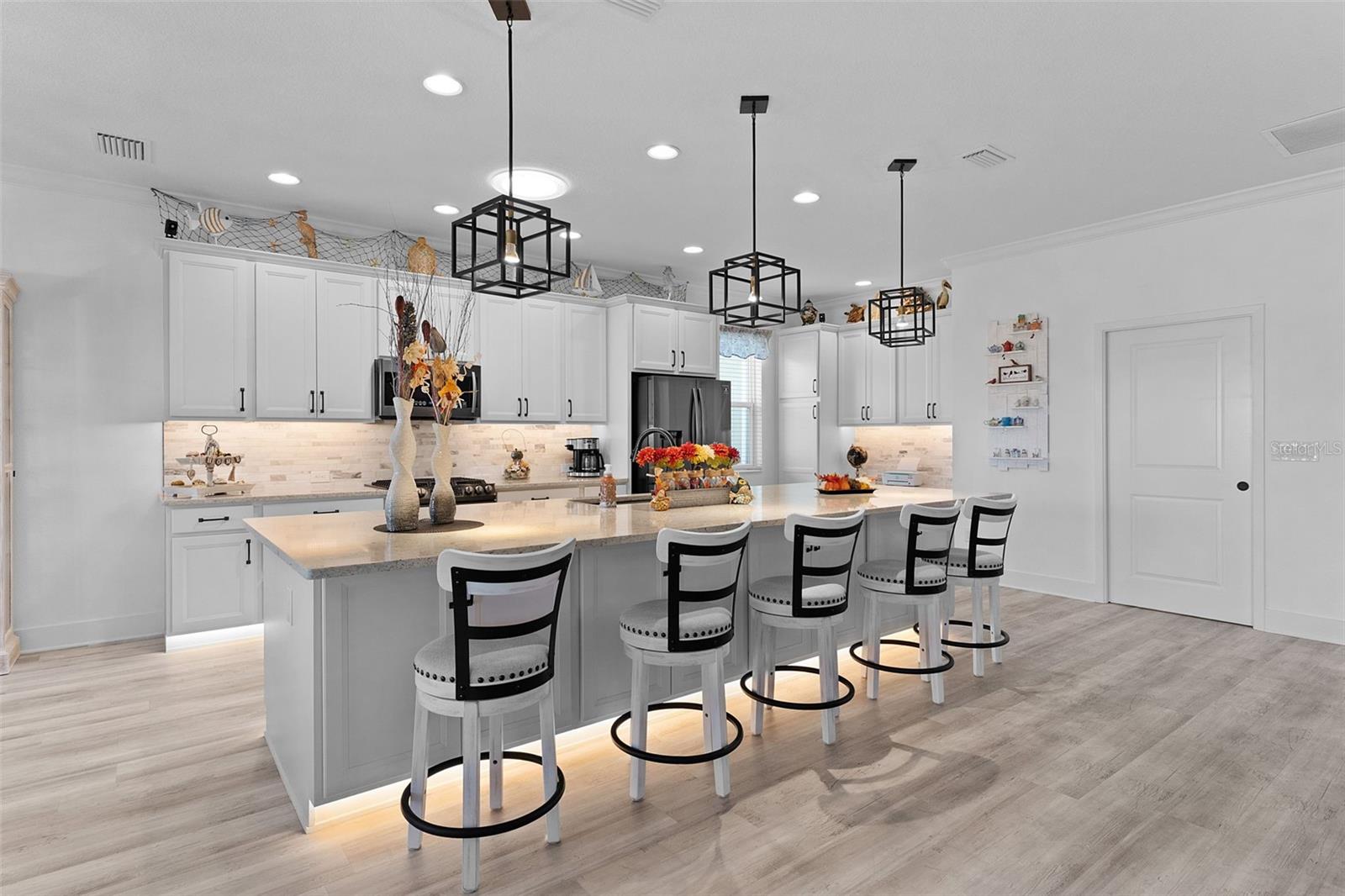 Listing photo id 10 for 1803 Zientara Loop