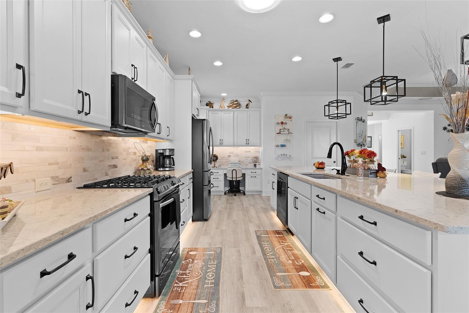 Listing photo id 11 for 1803 Zientara Loop