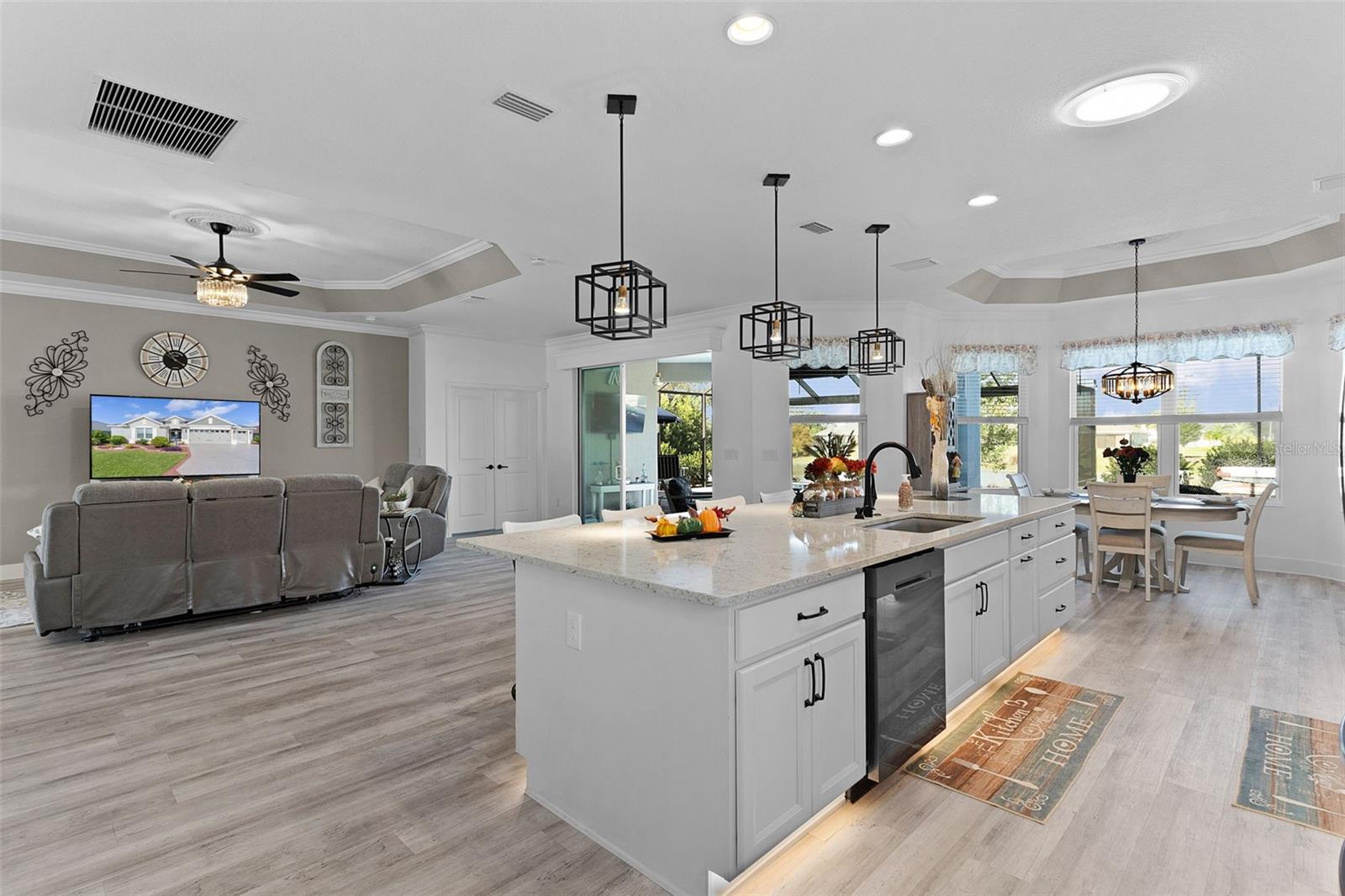 Listing photo id 17 for 1803 Zientara Loop