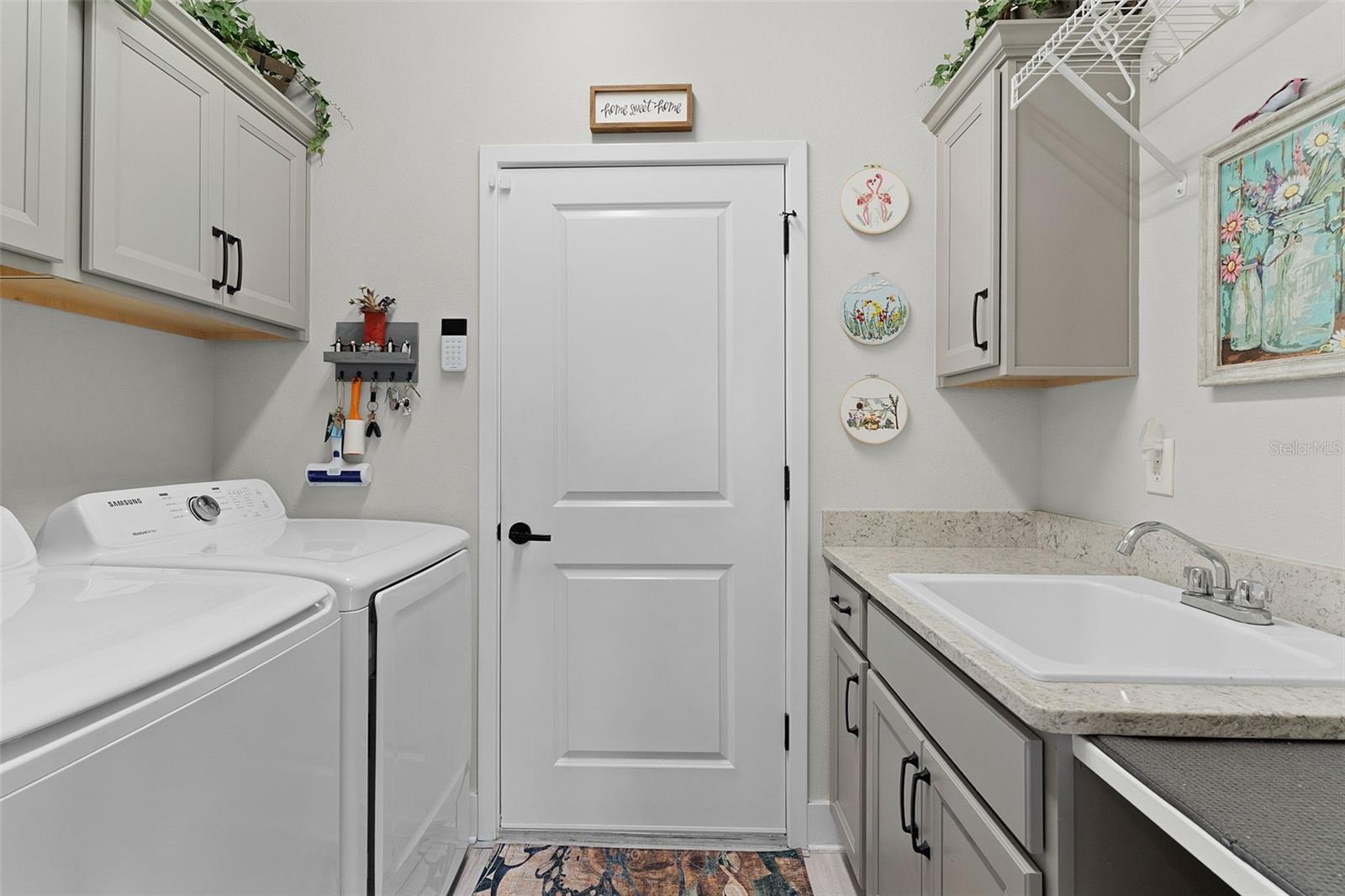 Listing photo id 19 for 1803 Zientara Loop