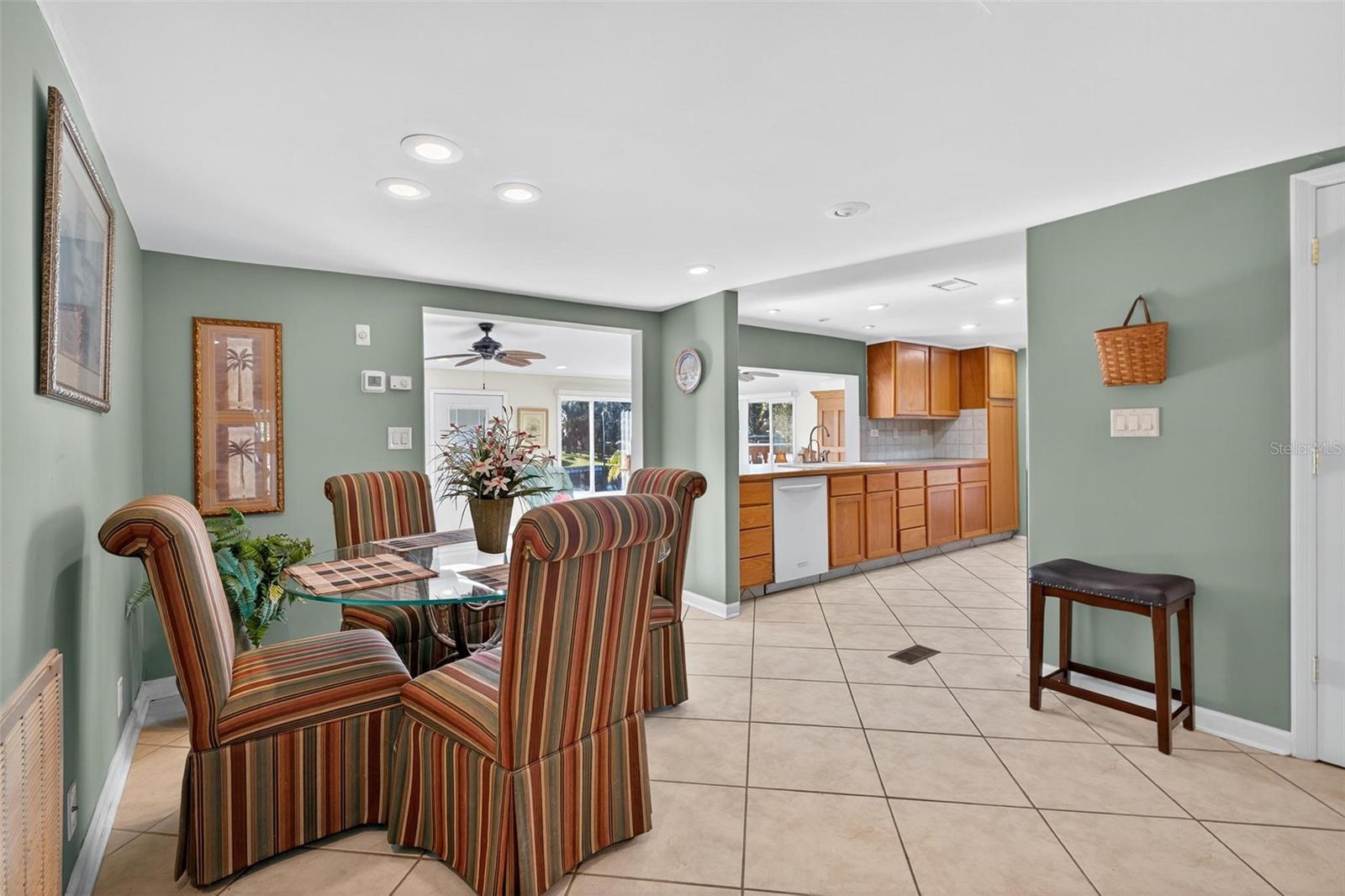 Image 11 of 75 For 945 Todd Way