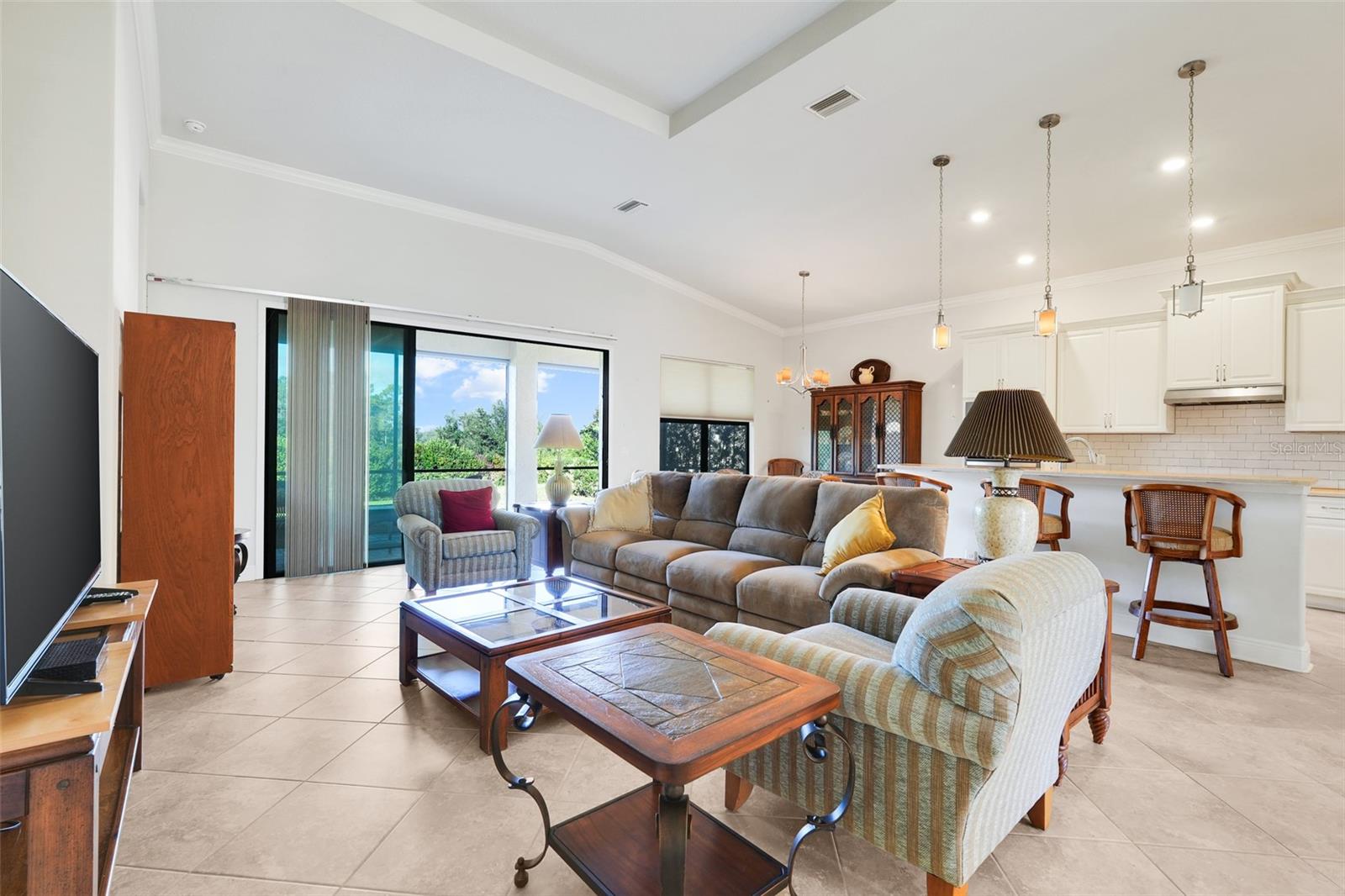 Listing photo id 10 for 1960 Ember Path