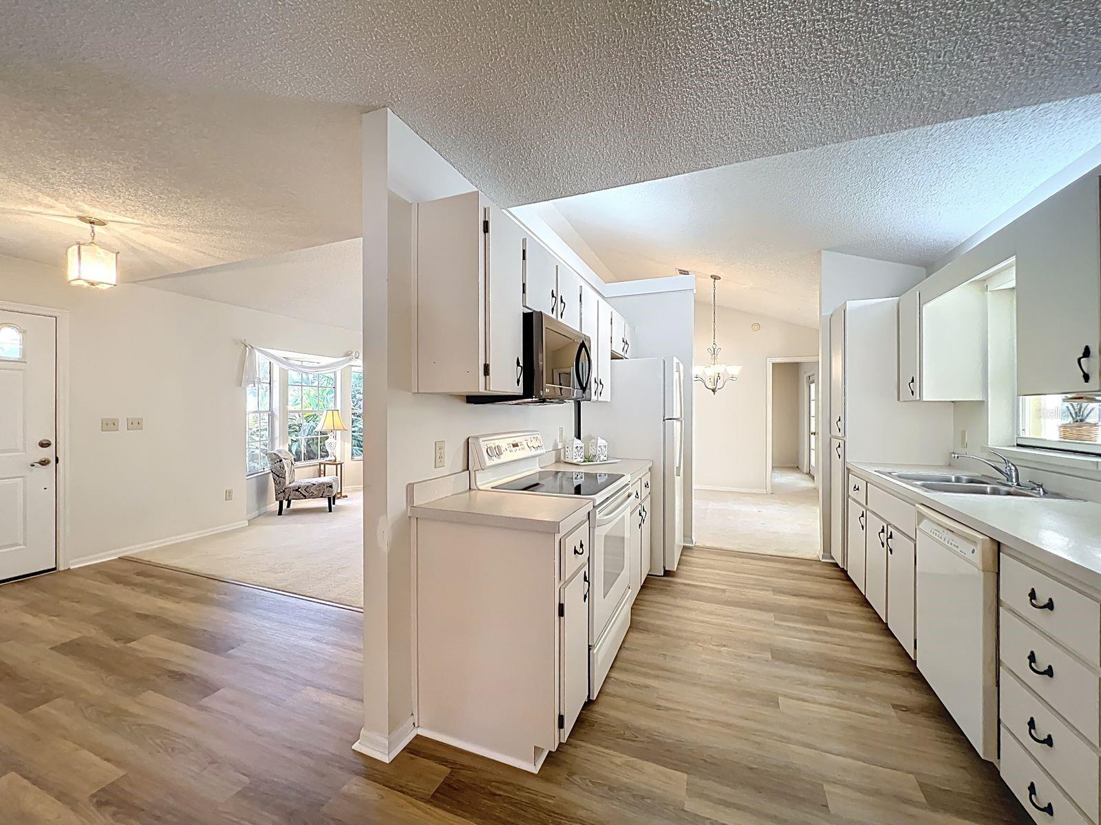 Image 4 of 29 For 10040 Silver Bluff Drive