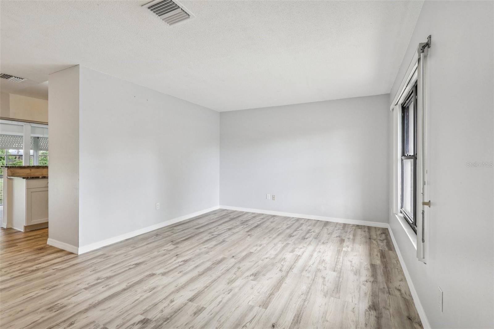 Image 10 of 35 For 892 Hampton Drive Ne