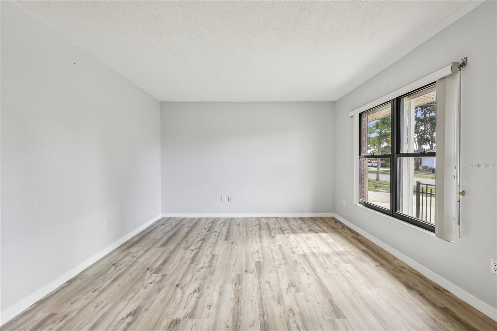 Image 11 of 35 For 892 Hampton Drive Ne