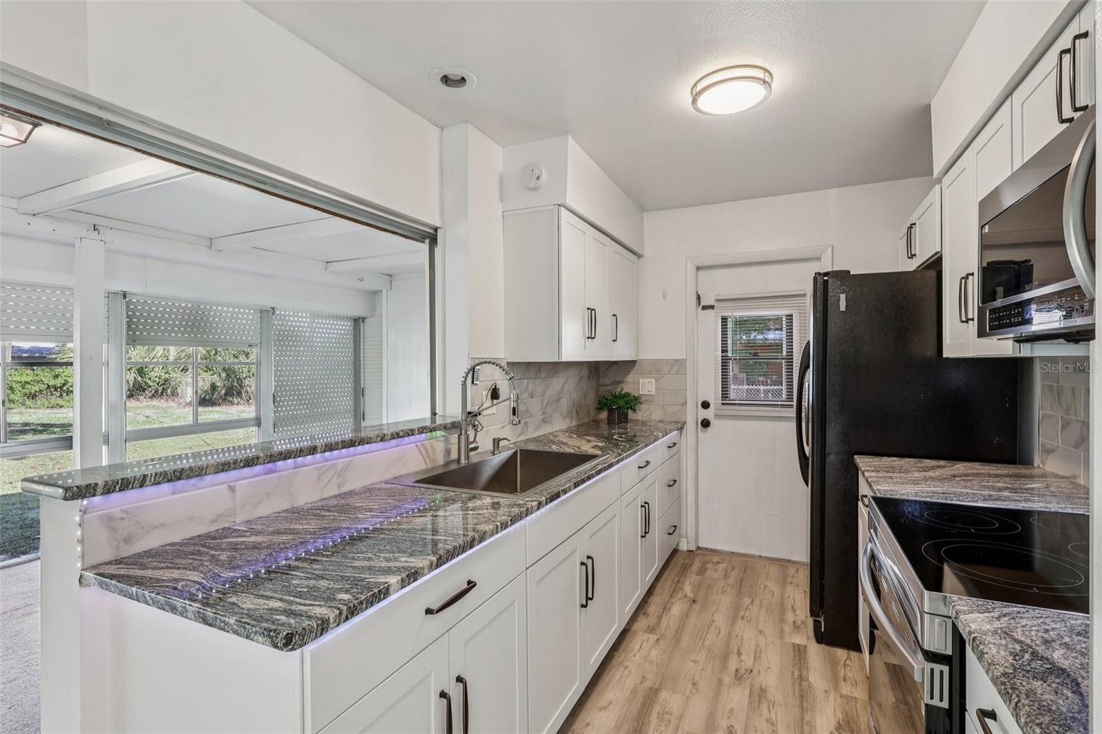 Image 17 of 35 For 892 Hampton Drive Ne