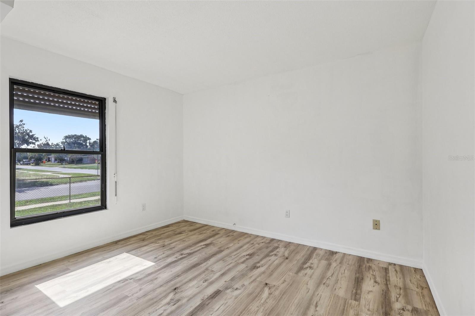 Image 23 of 35 For 892 Hampton Drive Ne