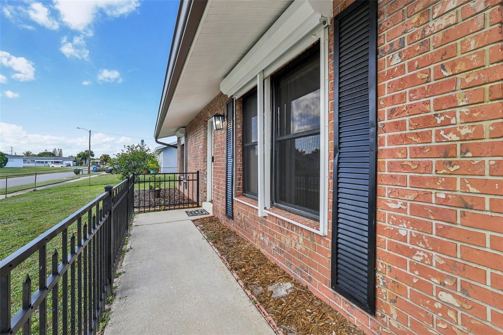 Image 7 of 35 For 892 Hampton Drive Ne