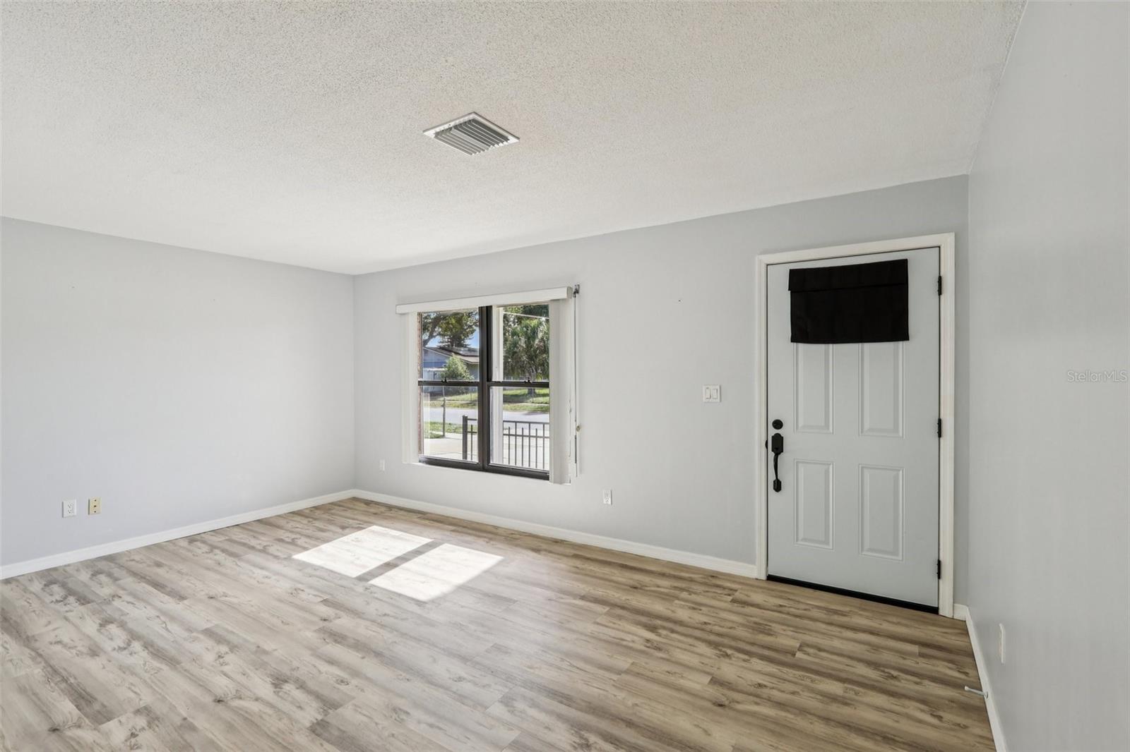 Image 8 of 35 For 892 Hampton Drive Ne