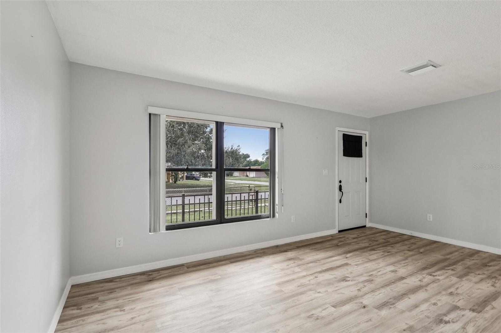 Image 9 of 35 For 892 Hampton Drive Ne