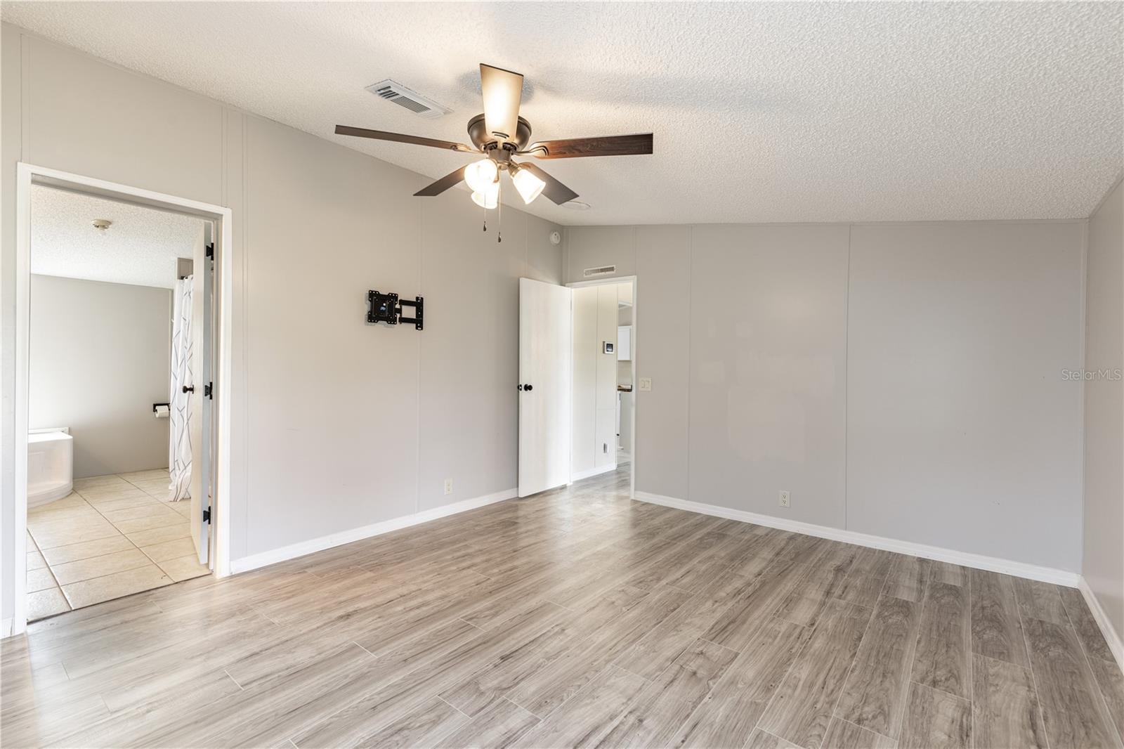 Image 24 of 40 For 10902 Westmont Road