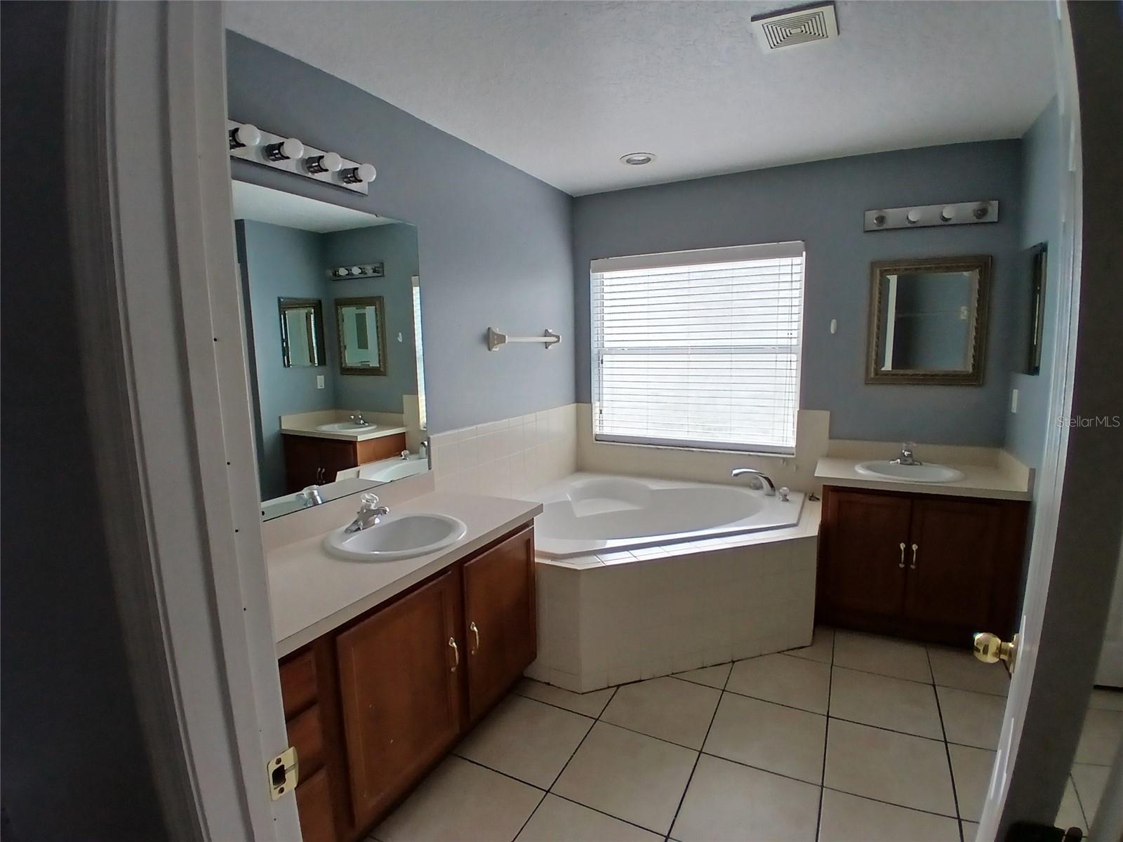 Image 5 of 15 For 3002 Lorimer Court