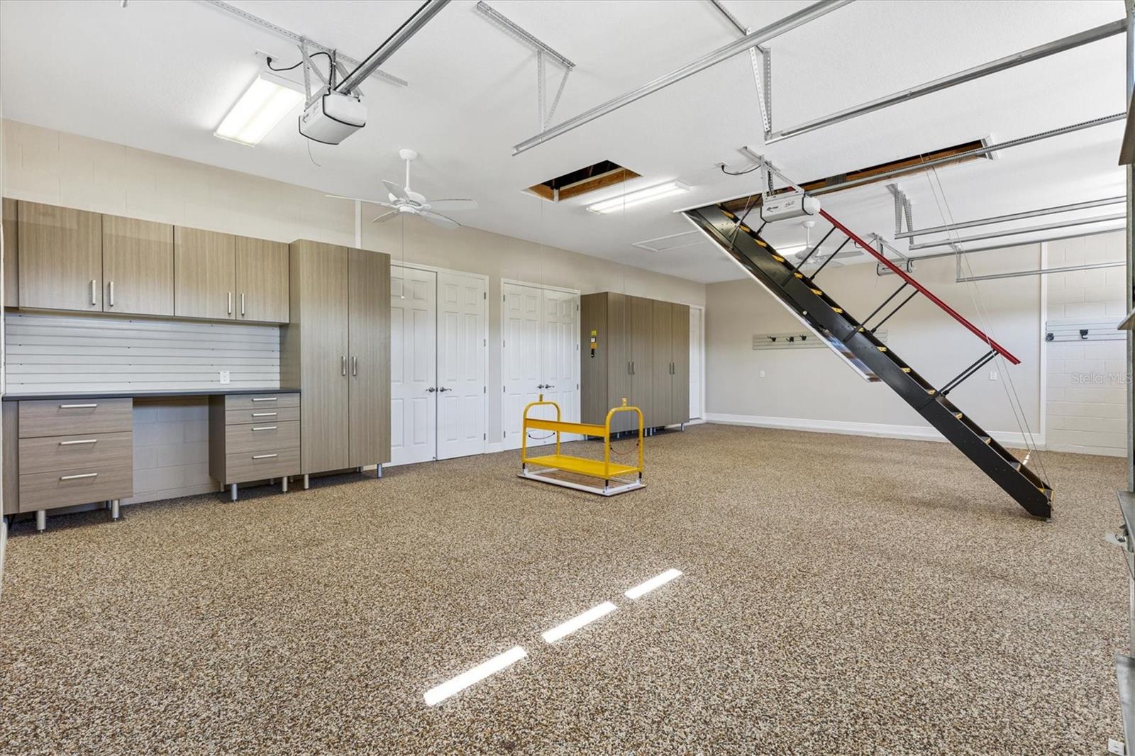 Listing photo id 8 for 981 Iron Oak Way