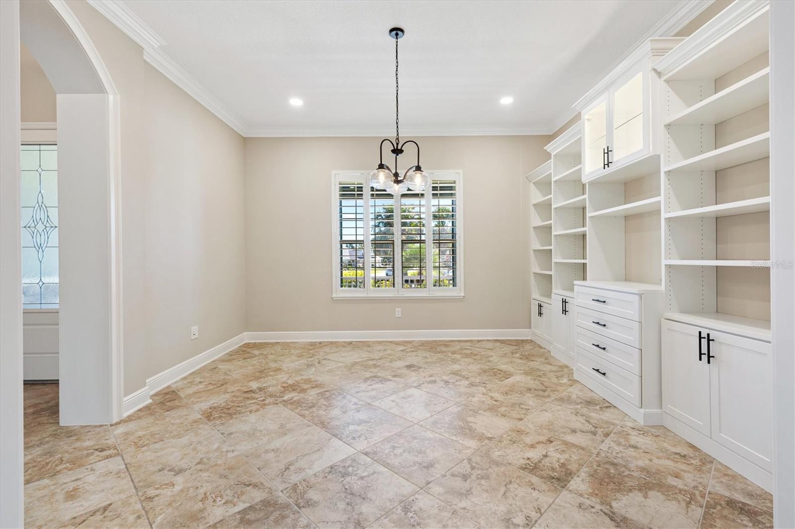 Listing photo id 24 for 981 Iron Oak Way