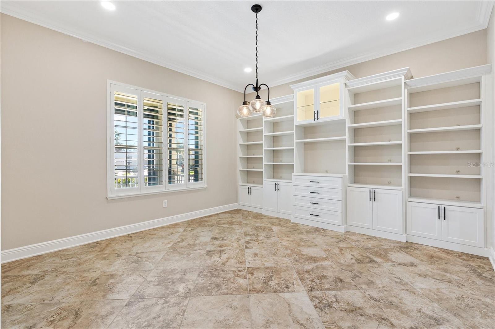 Listing photo id 25 for 981 Iron Oak Way