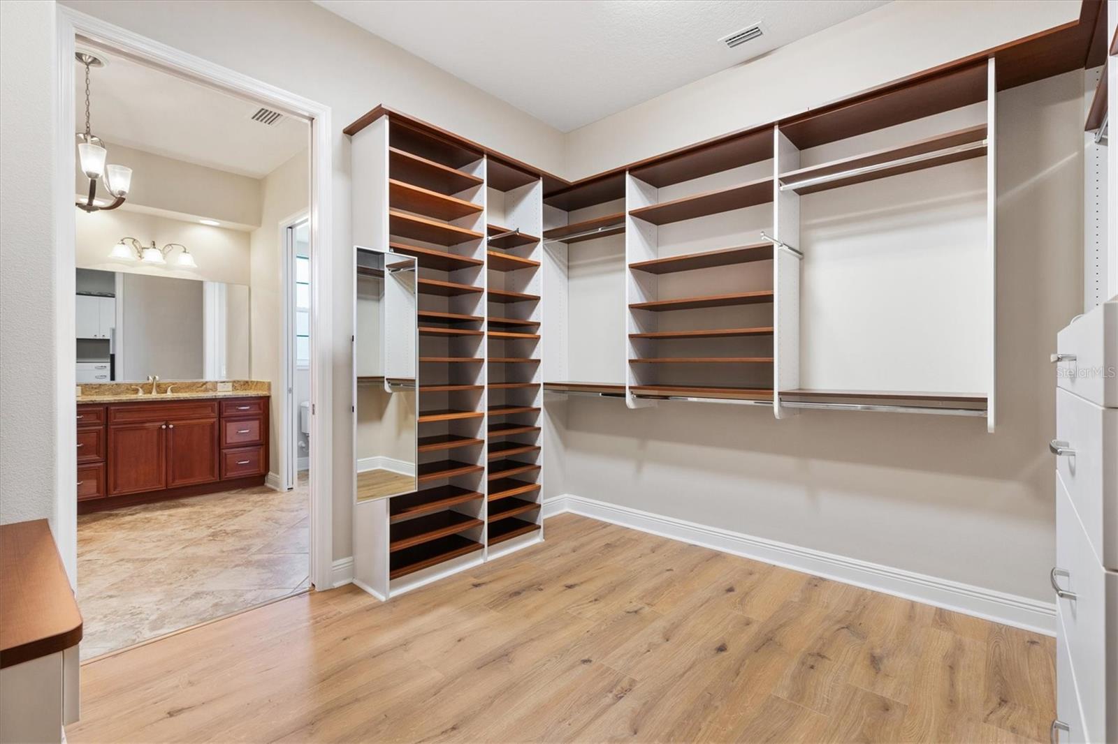 Listing photo id 36 for 981 Iron Oak Way