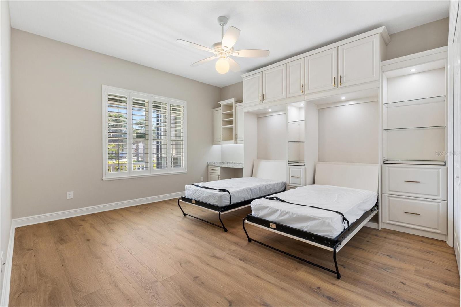 Listing photo id 42 for 981 Iron Oak Way