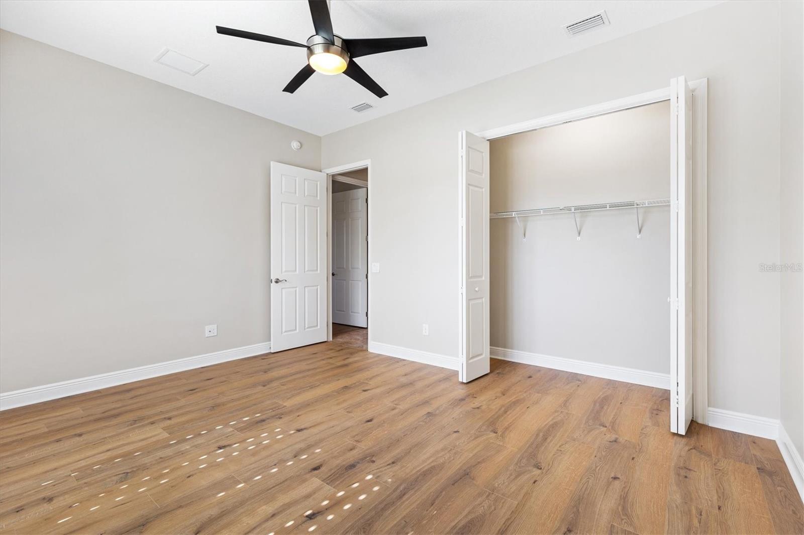 Listing photo id 44 for 981 Iron Oak Way