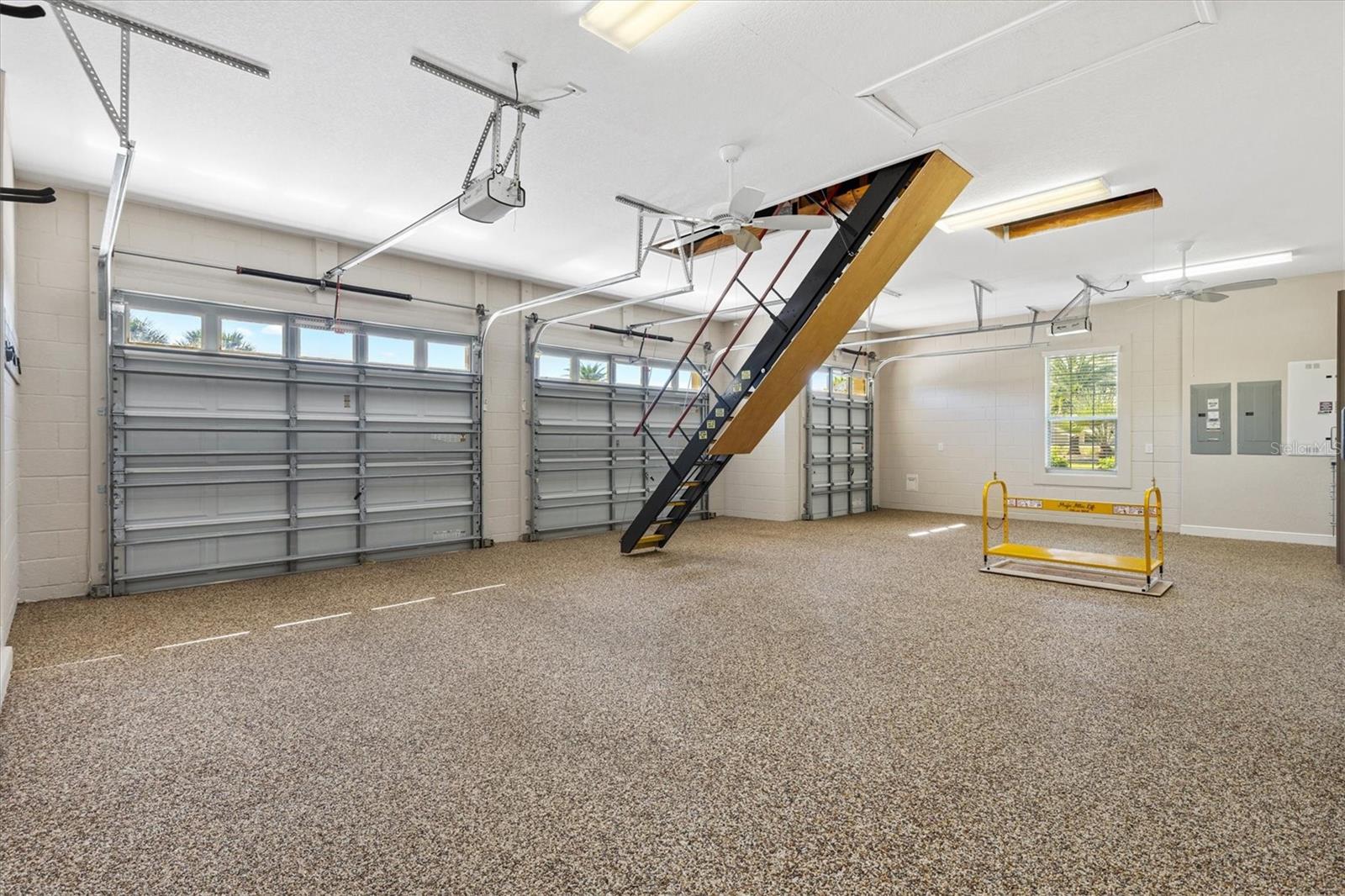 Listing photo id 7 for 981 Iron Oak Way