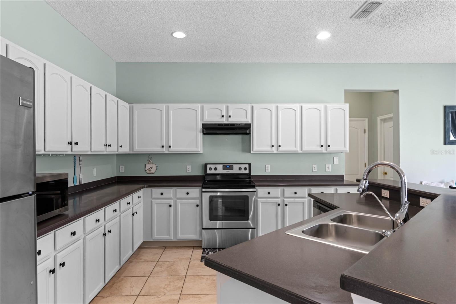 Image 13 of 29 For 305 Roseling Crossing