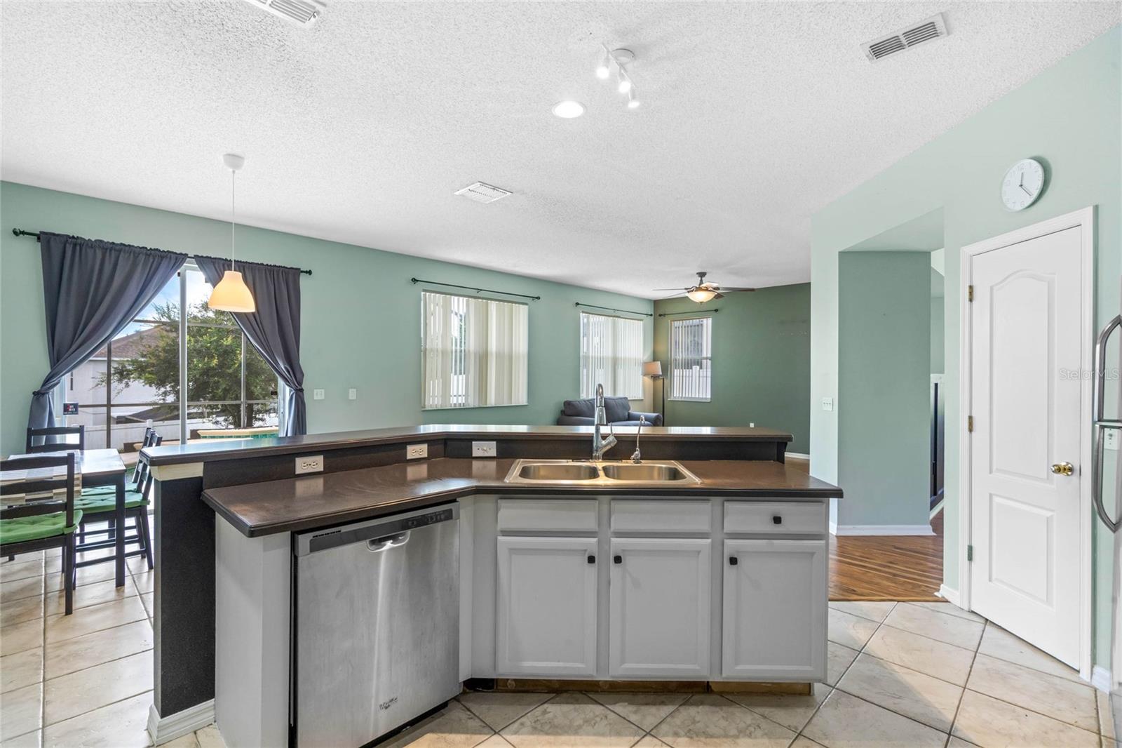 Image 16 of 29 For 305 Roseling Crossing