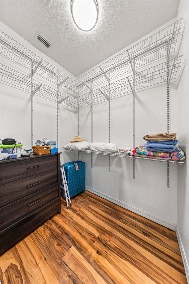 Listing photo id 26 for 1850 Kyrle Terrace