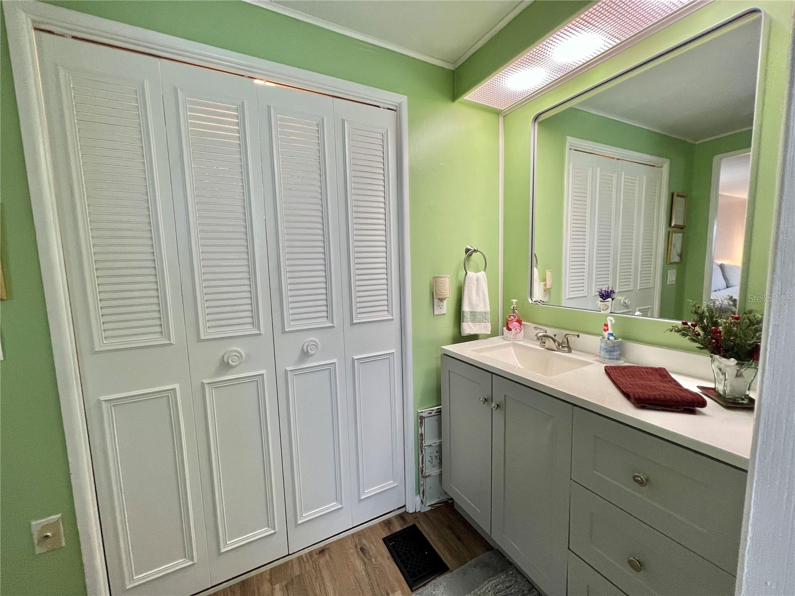 Image 33 of 53 For 332 Hawthorne Boulevard