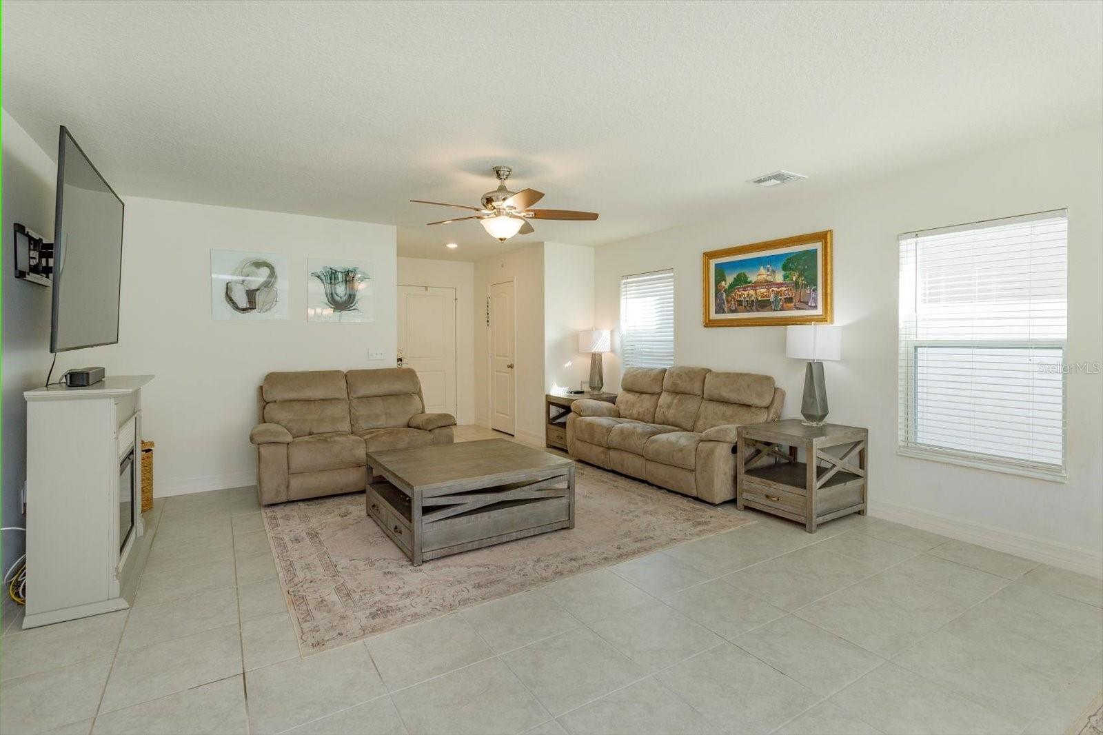 Image 6 of 28 For 1096 Papaya Circle