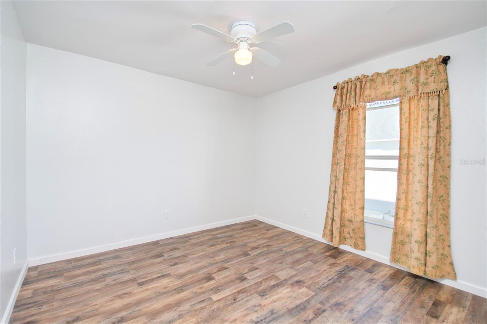 Image 16 of 35 For 157 Lake Catherine Circle