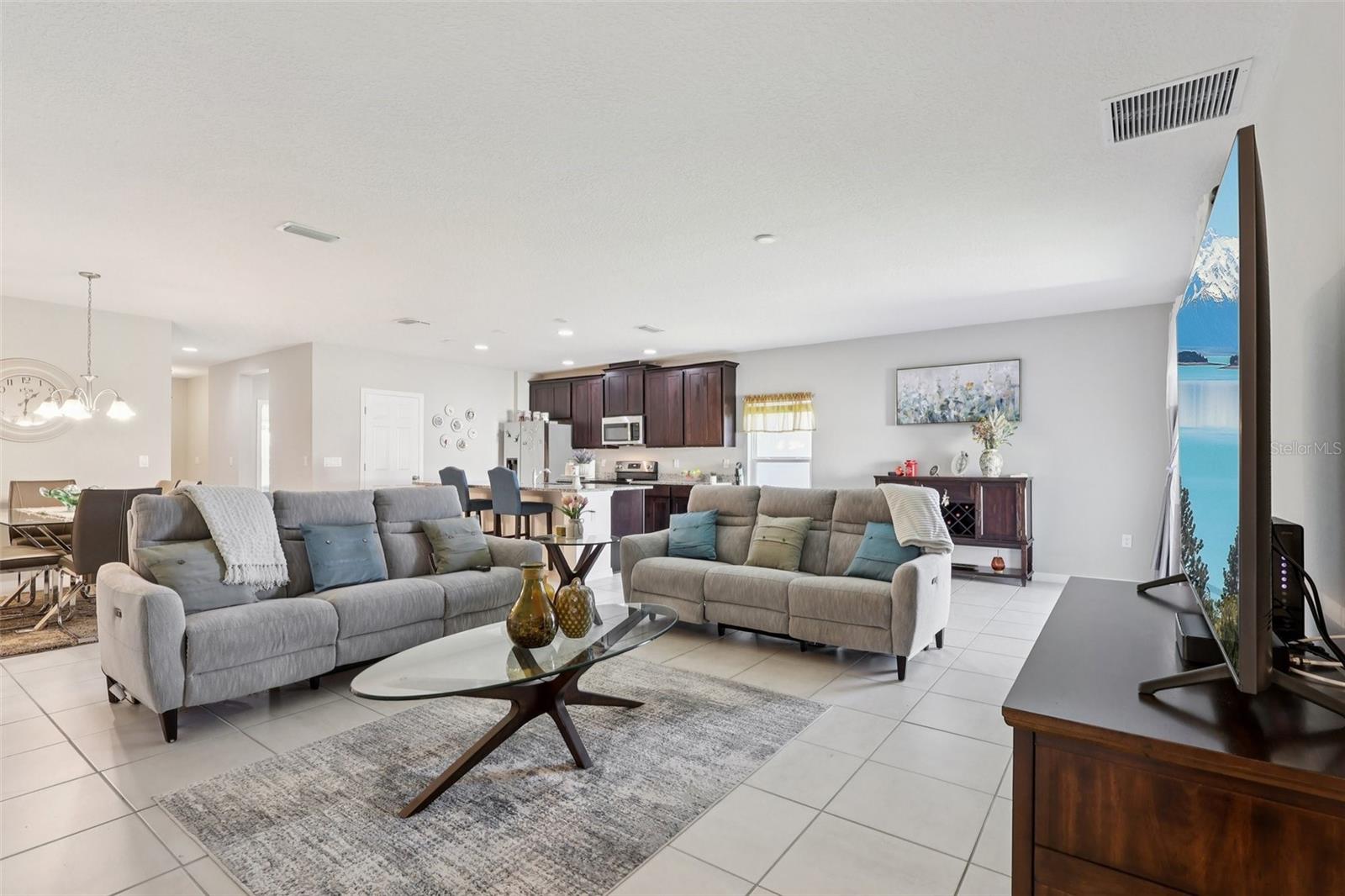 Image 6 of 55 For 512 Darshire Avenue