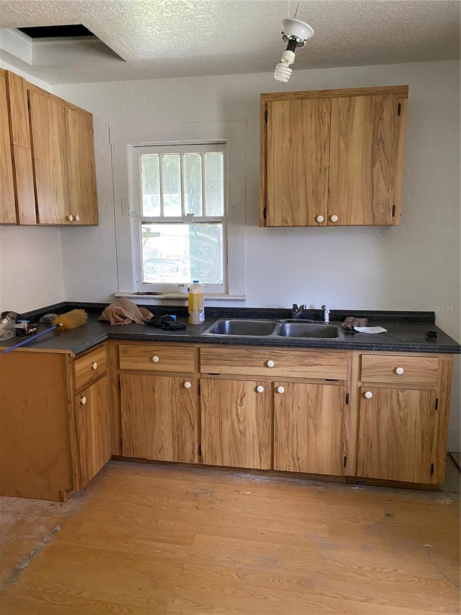 Image 9 of 13 For 2888 Sanford Avenue