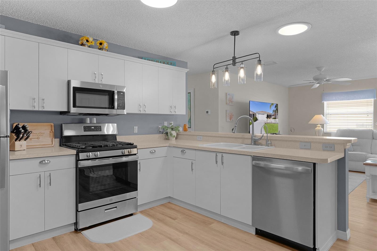 Image 19 of 44 For 2063 Thornton Terrace