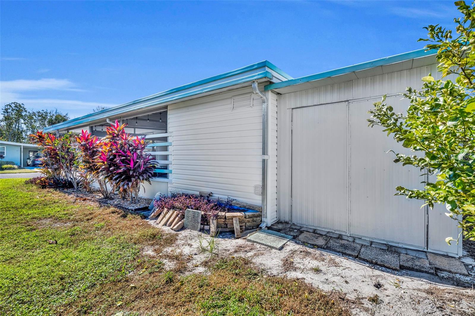 Image 4 of 49 For 225 Paradise S