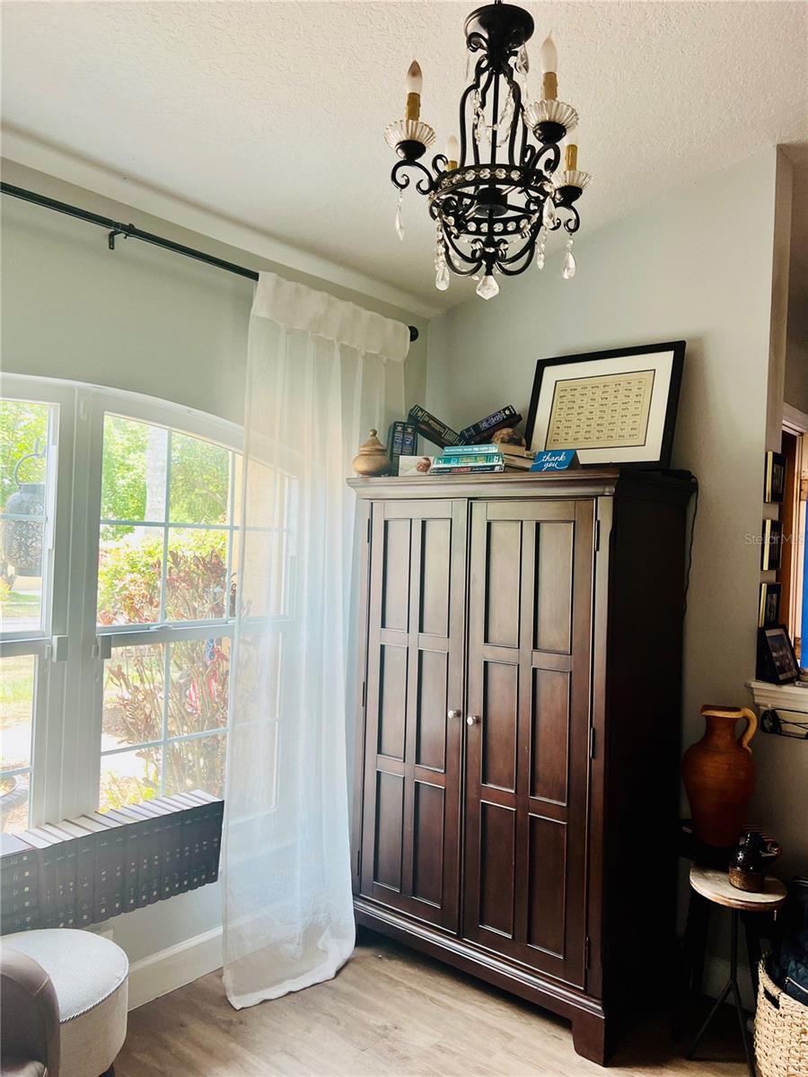 Image 10 of 33 For 686 Park Valley Circle