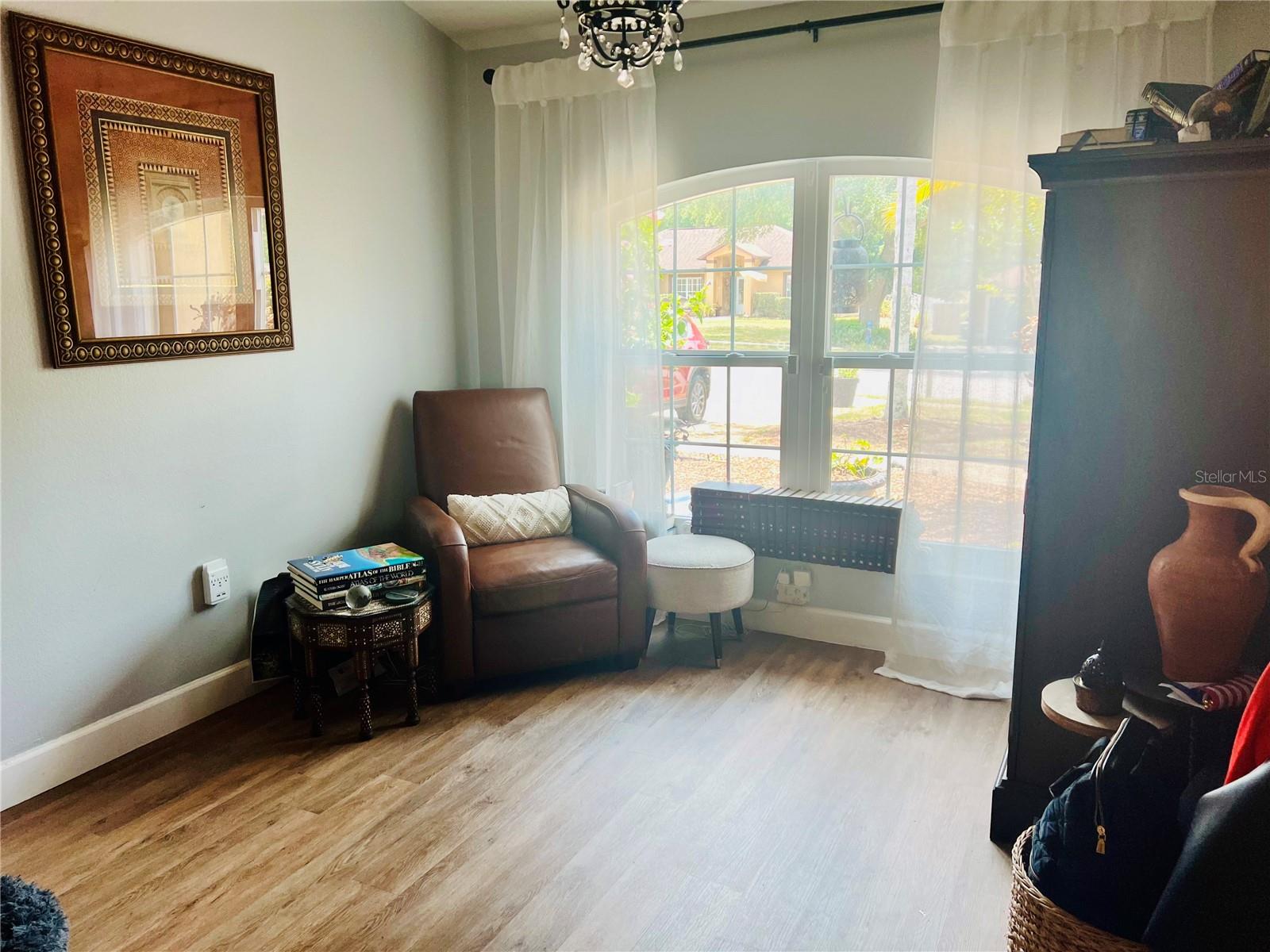 Image 9 of 33 For 686 Park Valley Circle