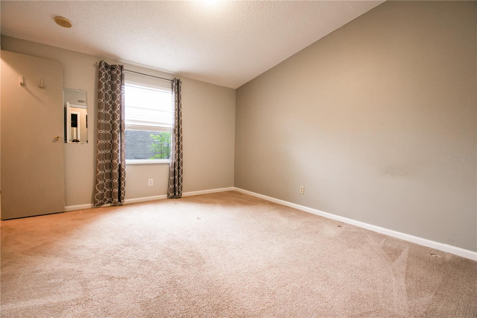 Image 18 of 25 For 912 Orchid Street