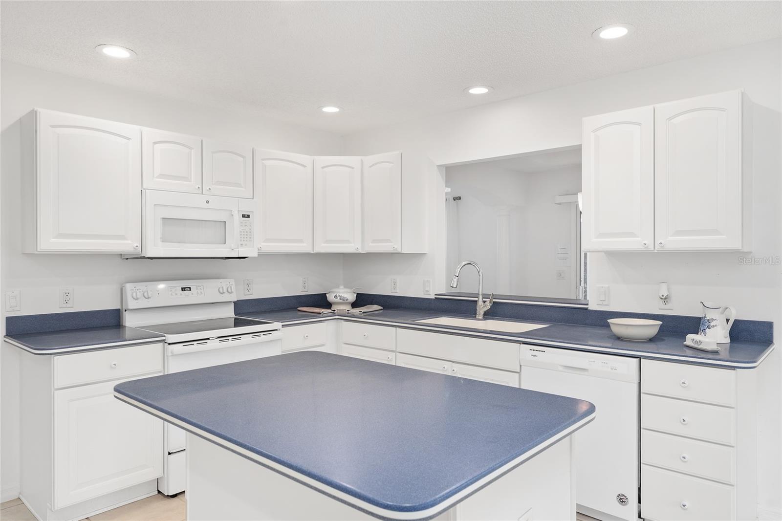 Image 24 of 71 For 560 Smithfield Place