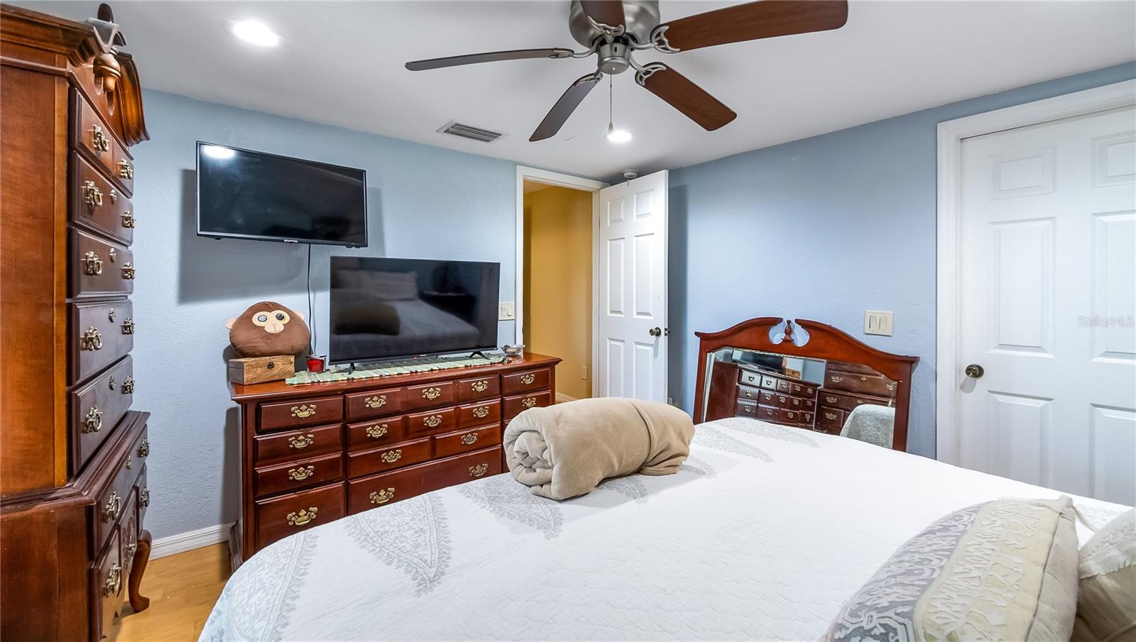 Image 14 of 33 For 172 Virginia Avenue