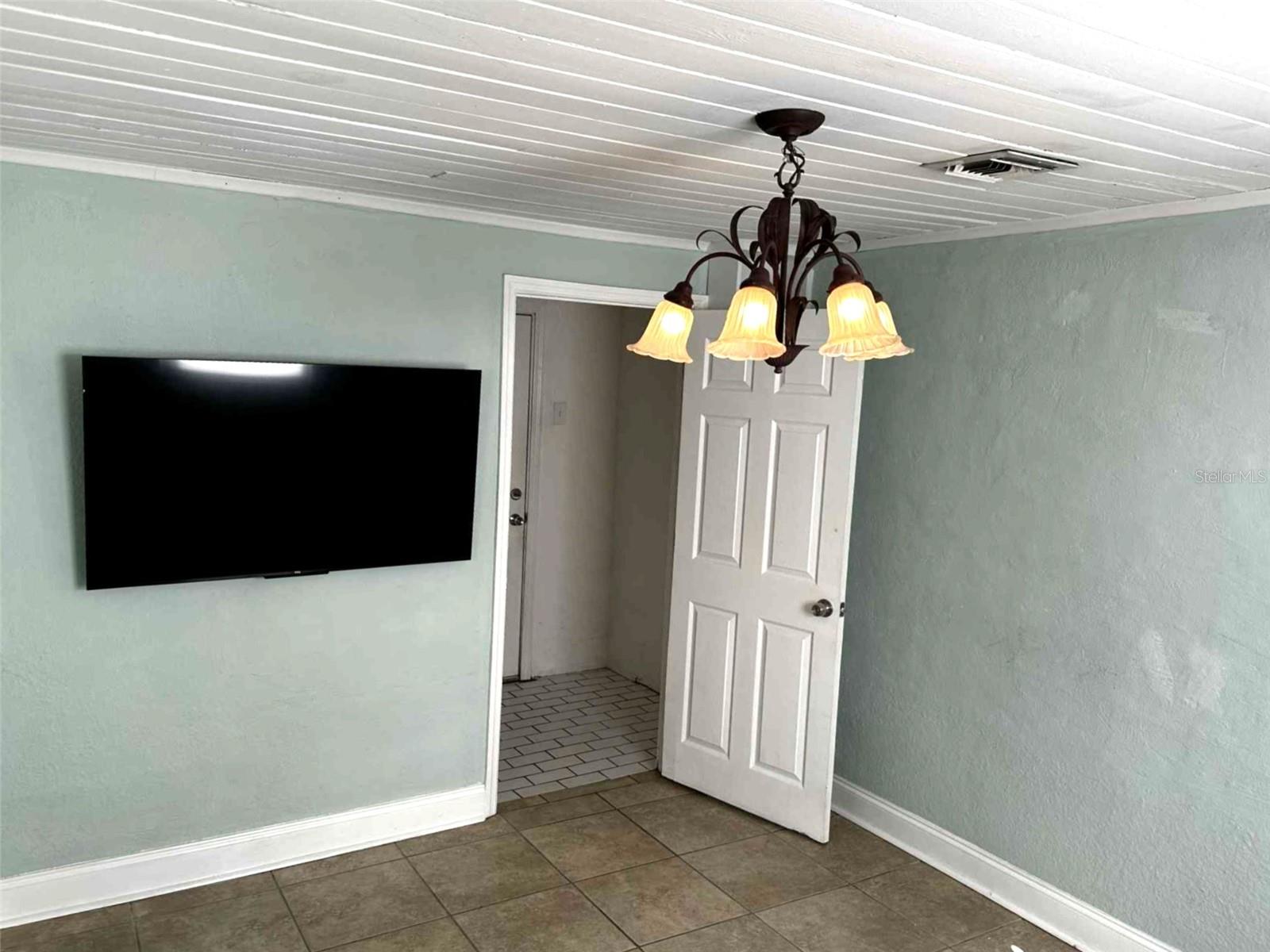 Image 12 of 16 For 115 Chesley Avenue