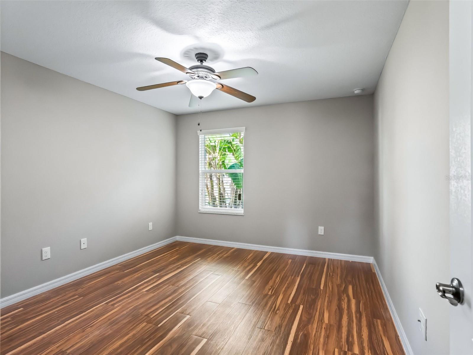 Image 22 of 37 For 828 Silver Oak Avenue