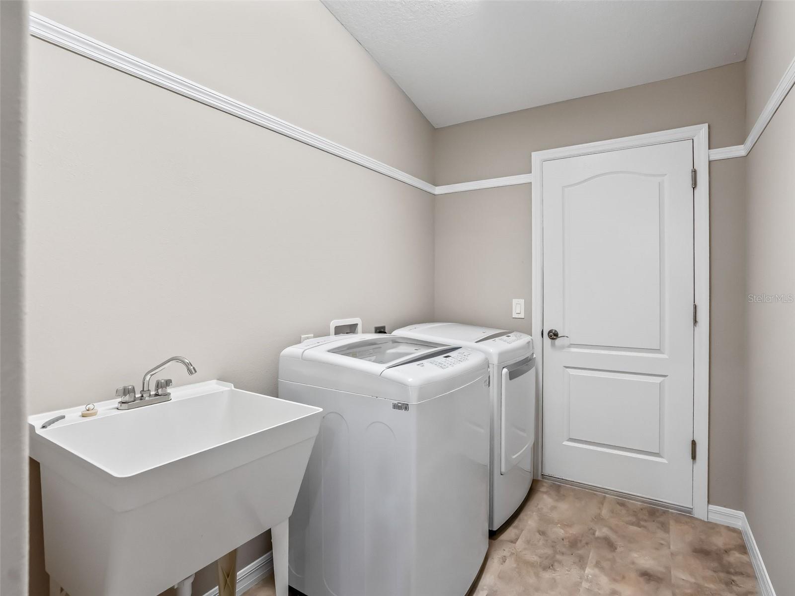 Image 27 of 37 For 828 Silver Oak Avenue