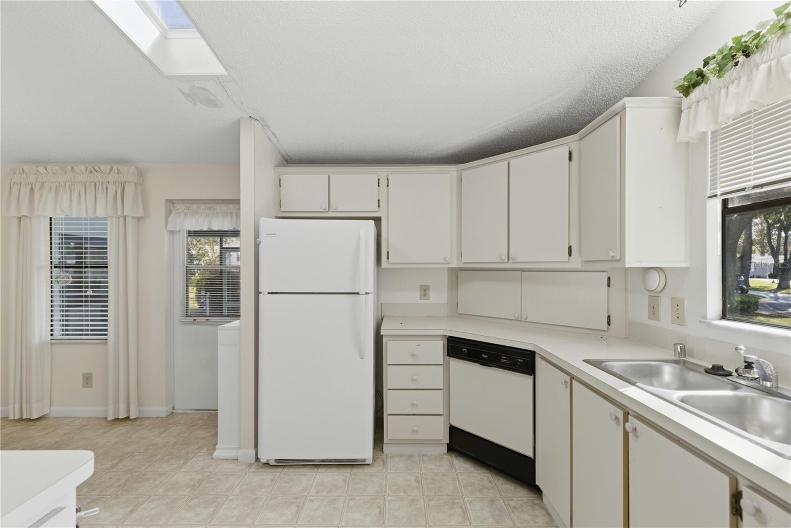 Image 5 of 18 For 725 Camelia Court