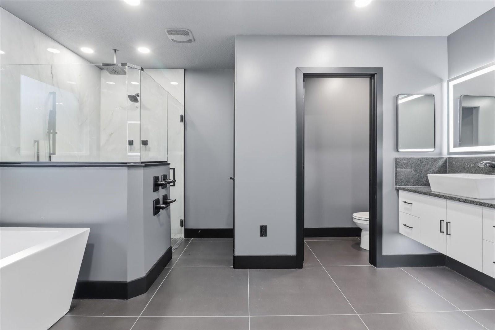 Listing photo id 18 for 9802 Athenia Drive